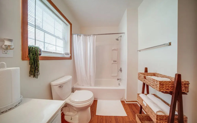 Charming Cleveland Home: 5 Mi to Downtown!