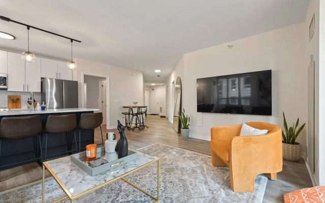 Near Riverwalk 2BR Private Balcony Downtown