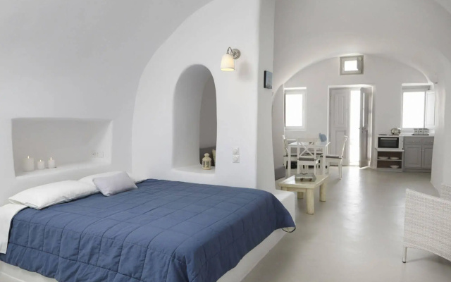 Liakada Oia Suites