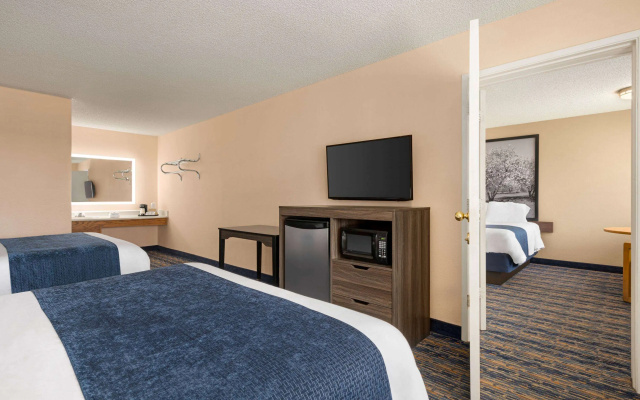Super 8 by Wyndham Lindsay Olive Tree