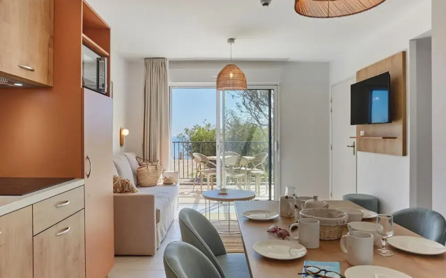 Apartment in Giens With Pool & Beach Access