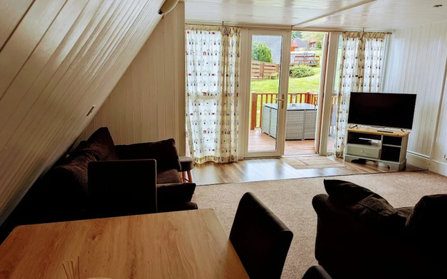 Chalet-sleeps6-parking-garden-pool