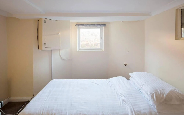 Welcoming 3BR Flat With Parking in Gillingham