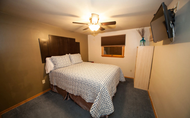 Log Cabin Lodge & Suites