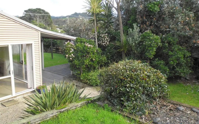 Ocean Beach Honey - Tairua Holiday Home