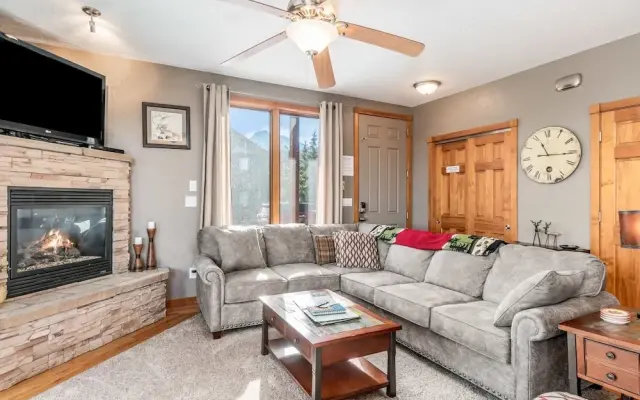 Mount Cirrus 10b 2 Bedroom Condo by RedAwning