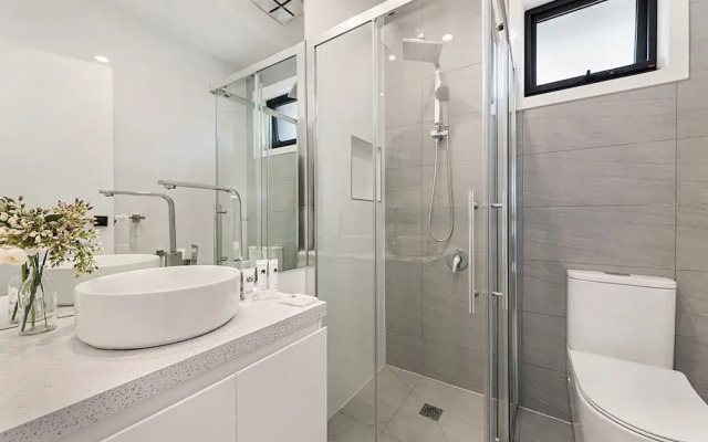 Gorgeous 3-bed House With Spacious Shared Backyard