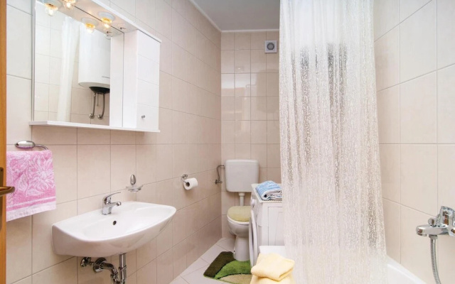 Nice Home in Misevac With Wifi and 2 Bedrooms