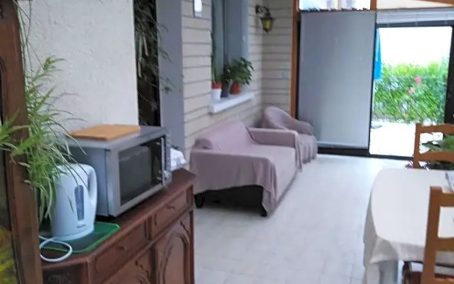 chez Myla chambre avec tv écran plat et salle de bain privative