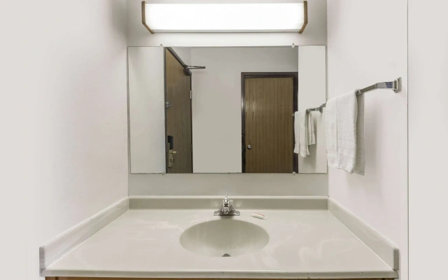 Super 8 by Wyndham Coshocton Roscoe Village