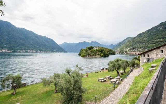 Guesthost - Ossuccio Apt with Ac, Balcony & Parking! (Adults Only)