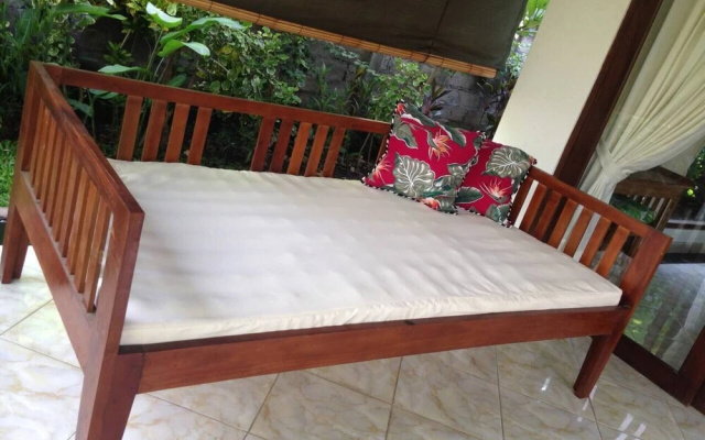 Kirana Homestay - Leaf Bungalow