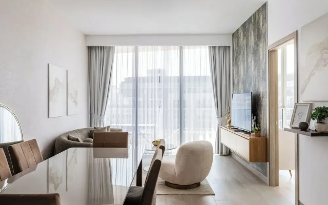 Waves - Urban Chic 1BR Apt With Maid