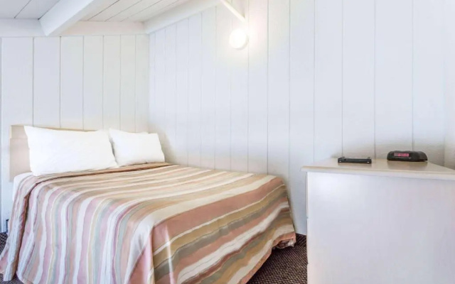 Econo Lodge Inn & Suites