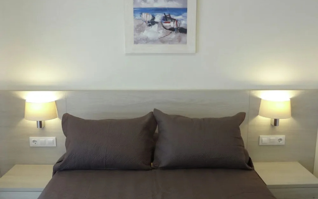 Quaint Apartment in Roses near Nova Sand Beach