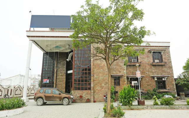 OYO 16906 Hotel Balsons