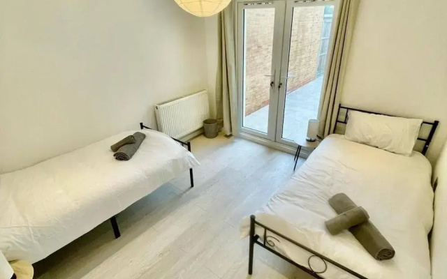 3 Bed Flat - Sleeps 6 - Parking - Wifi