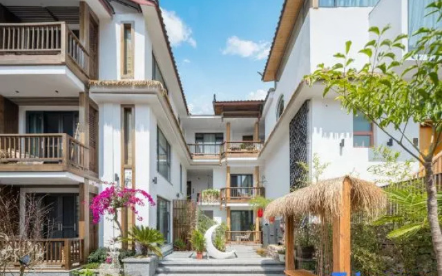 LiJiang Ancient Town DaMei Huasu · JuShe | SenYe Glowscape Designer Homestay (Dashuiche Branch)