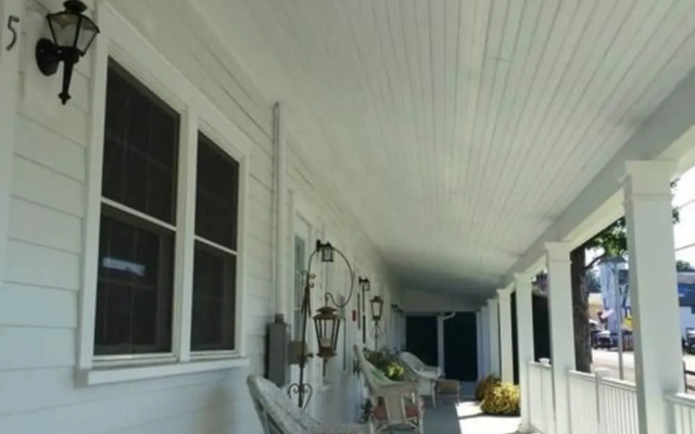 The Hayden Creek Inn