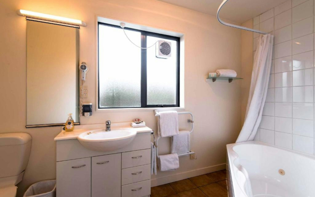 298 Westside Motor Lodge