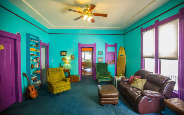International Travelers House Hostel \- Downtown San Diego Little Italy.