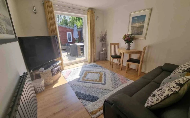 Cosy Annex, South Facing Patio