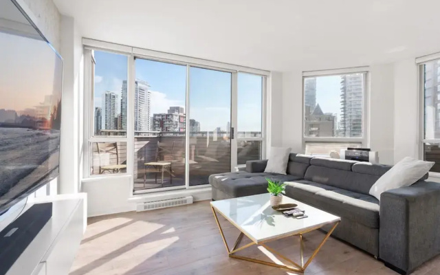 Luxe 2BR Condo w Skyline Views In-suite Laundry