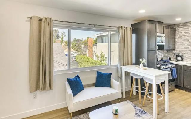 4 Mi to Sofi Stadium: Pet-friendly LA Area Home
