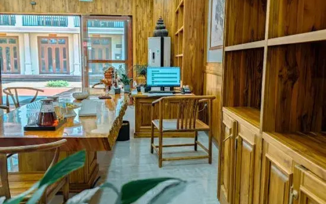 Mengla Liangqi Yunshe Business Hotel