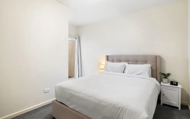 Bright 2-bed Flat With Balcony in Kensington