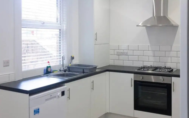 Lovely 4-bed House in Liverpool