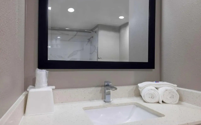 Econo Lodge Inn & Suites