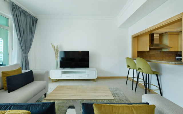 Maison Privee - Stylish Apt with Large Patio close to the Beach