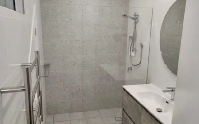 Beautiful 2-storey Unit With Balcony Near Smith St