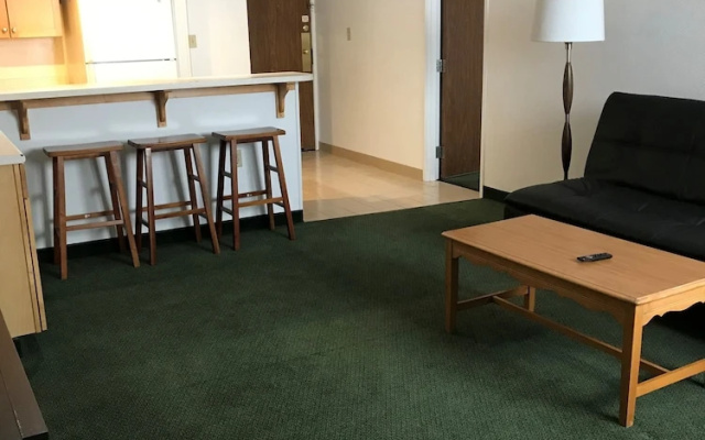 Clive Hotel & Suites