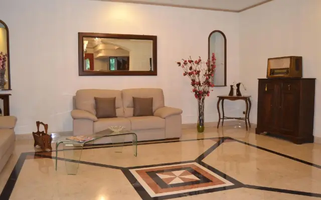 Yellow Park Hotel