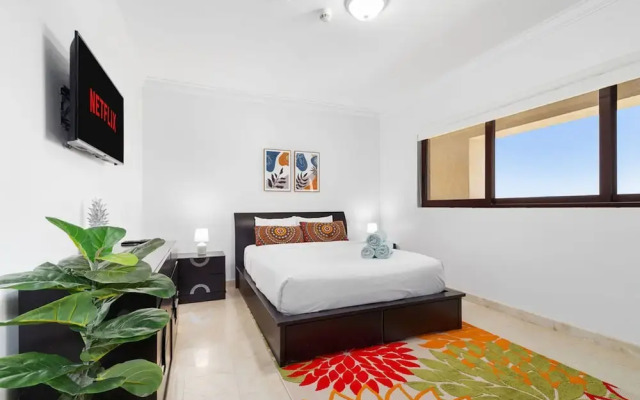 Beautiful 2BR Condo w Large Balcony in Palm Beach