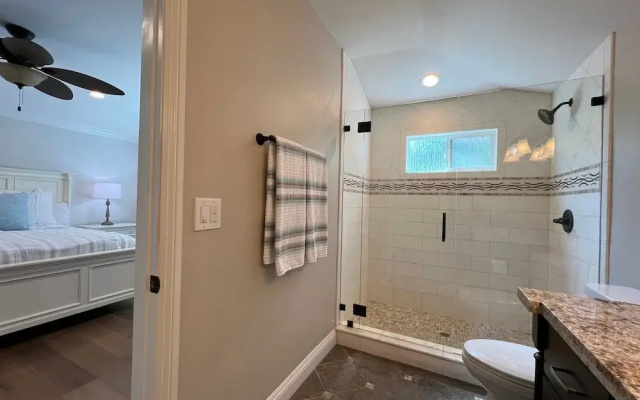 Fantastic 6 bedroom, 4.5 bath home (4 master Suites), pool home