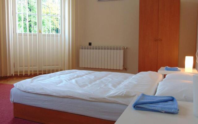 Отель B Movie Guest Rooms комната для гостей