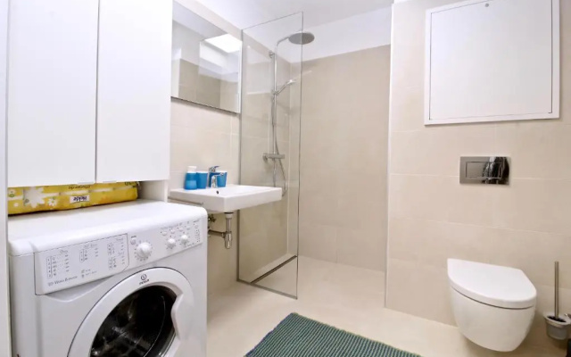 Balcony/Pool/Free Parking Garage Studio