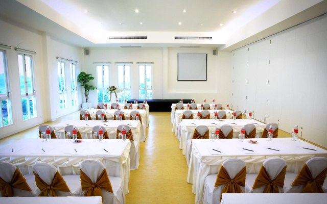 Курортный отель The Old Phuket - Karon Beach Resort
