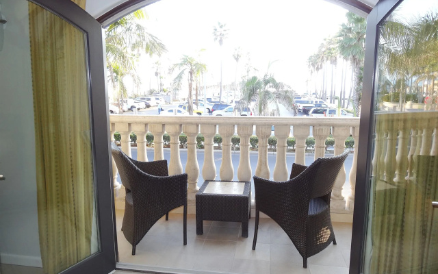 Balboa Inn, On the Beach