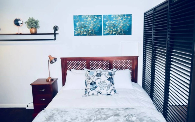 Studio Apartment in Central Cape Town With a Pool
