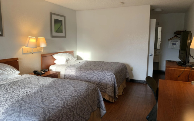 Travelodge and Suites Macclenny