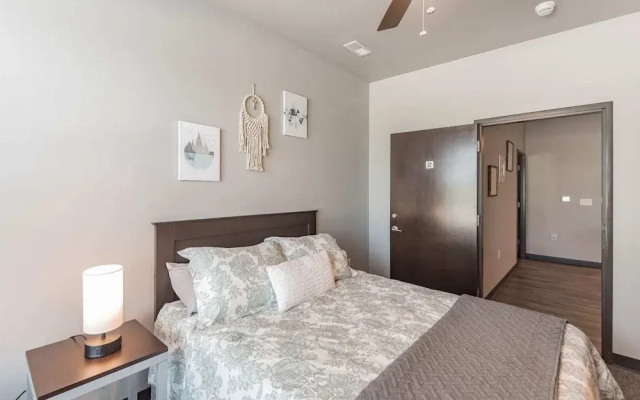 Spacious 2BR Suite W/patio Near Iowa State