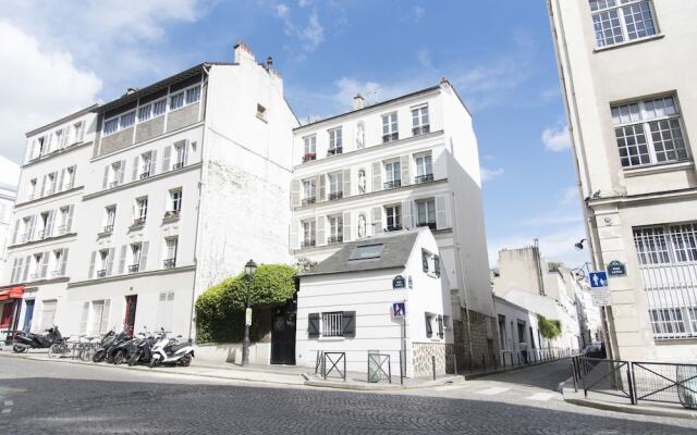 Апартаменты Classic Studio in Montmartre вид на фасад
