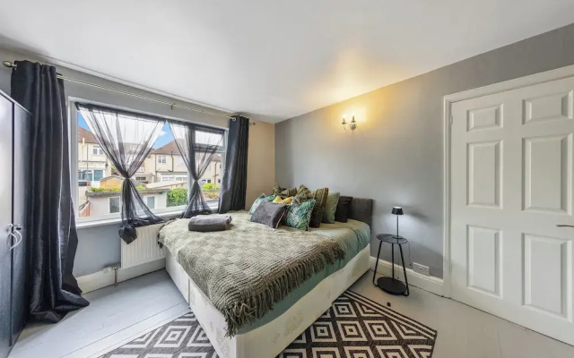 4 Bd House - Sleeps 8 With Garden & Parking