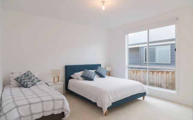Currawong Close - Heated Pool, Home Theatre, WiFi, 4 bdrm, Pool Table