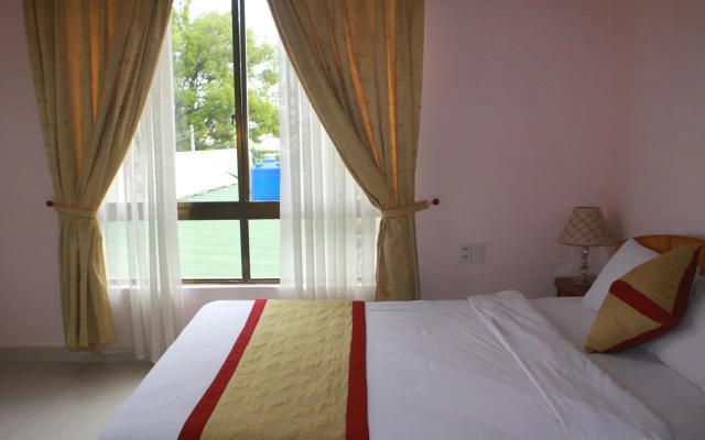 Gold Night Hotel