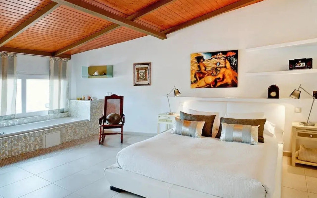 Villa With Pool and Beautiful Architecture